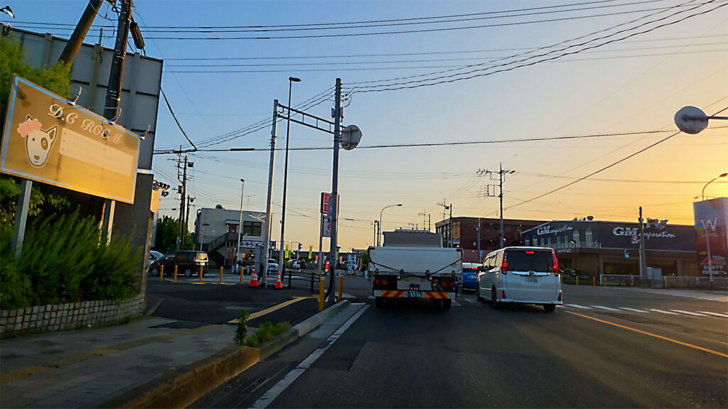 神明町交差点付近からロヂャース越谷店方面へ向かう道路
