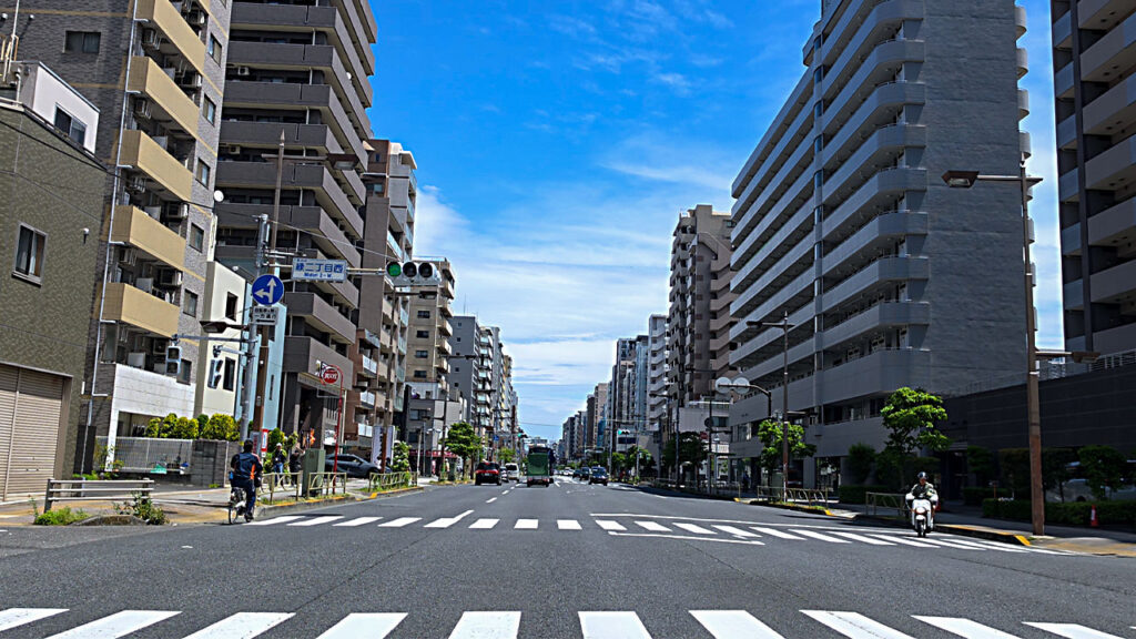 緑二丁目西交差点付近から東京都現代美術館方面へ向かう道路