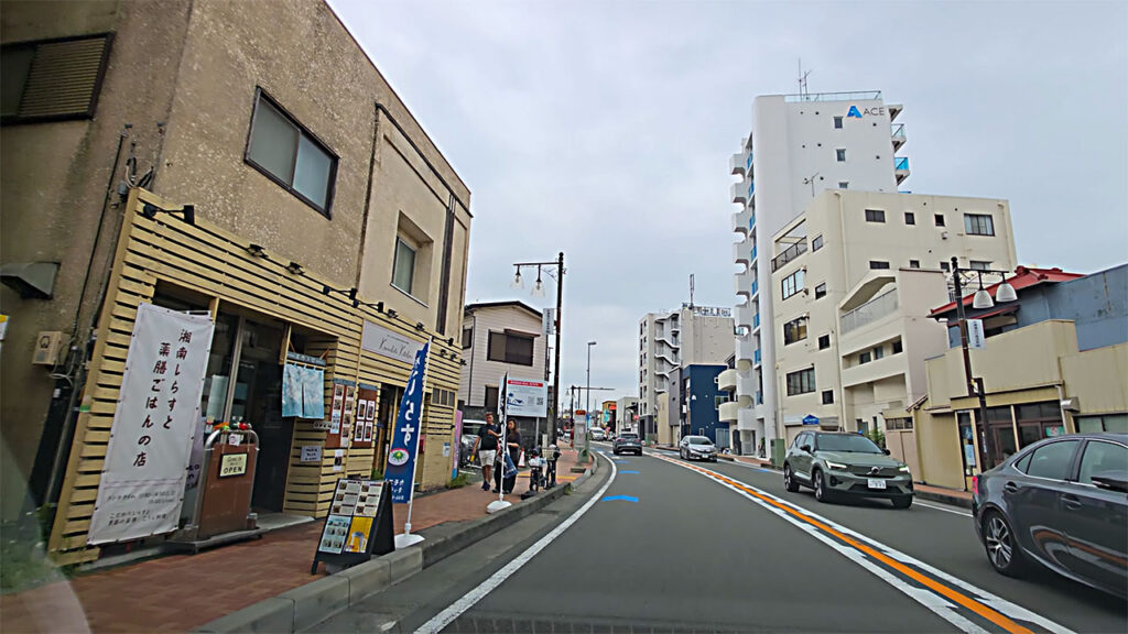 江ノ島駅入口交差点付近から江の島なぎさ駐車場方面へ向かう道路