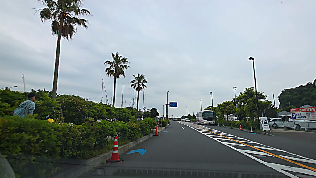 江の島なぎさ駐車場付近から湘南港臨港道路付属駐車場方面へ向かう道路