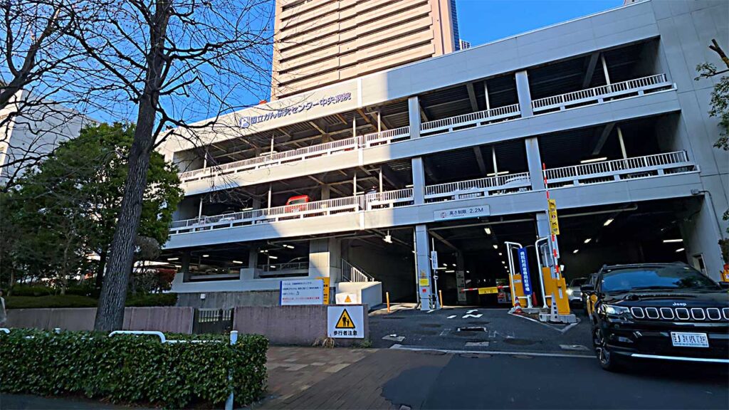 国立がん研究センター中央病院 立体駐車場入口のP表示
