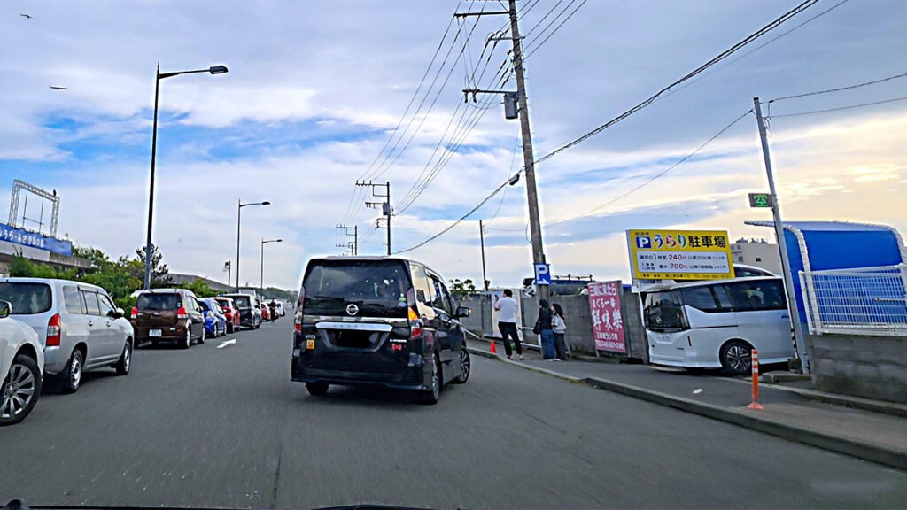 うらりマルシェ うらり駐車場入口付近のP表示