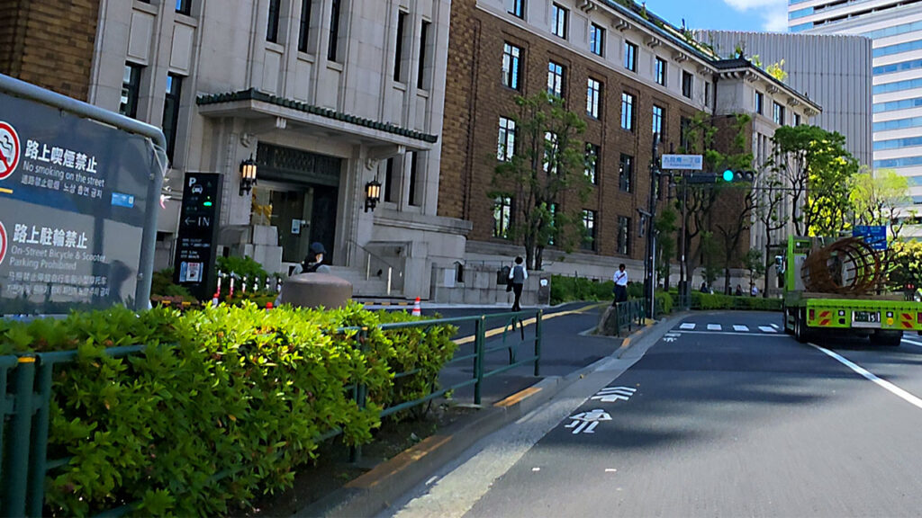 九段会館テラス駐車場入口へ向かう内堀通り沿いのP表示
