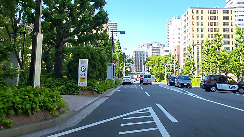 聖路加国際病院 地下駐車場入口手前のP表示とTimes看板