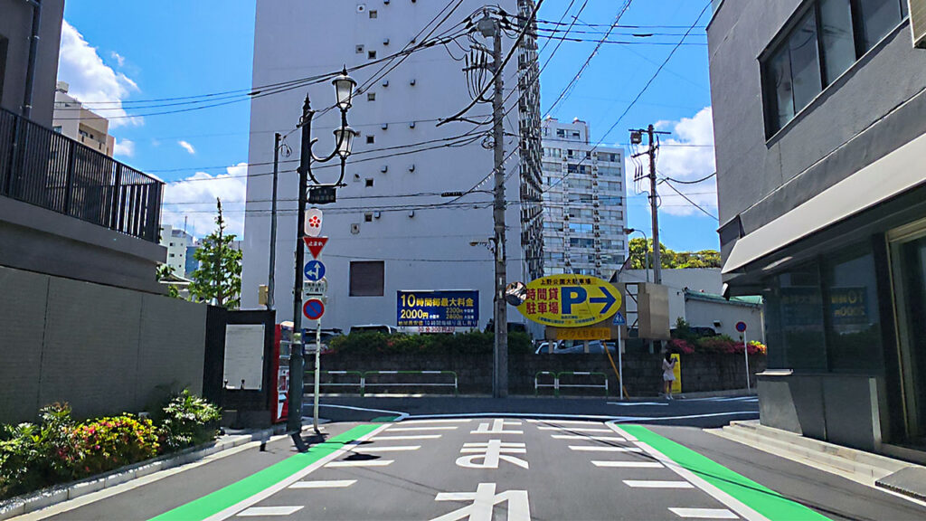 上野公園大駐車場入口付近に見える料金案内板とP表示