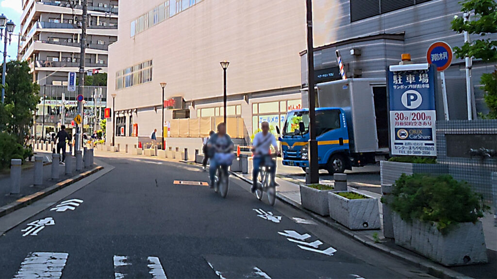 サンポップマチヤ 機械式駐車場入口付近のP表示と料金看板