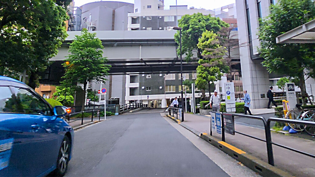 千代田区役所 地下駐車場入口付近のP表示
