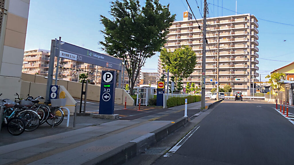 ララガーデン春日部 立体駐車場入口付近のP表示