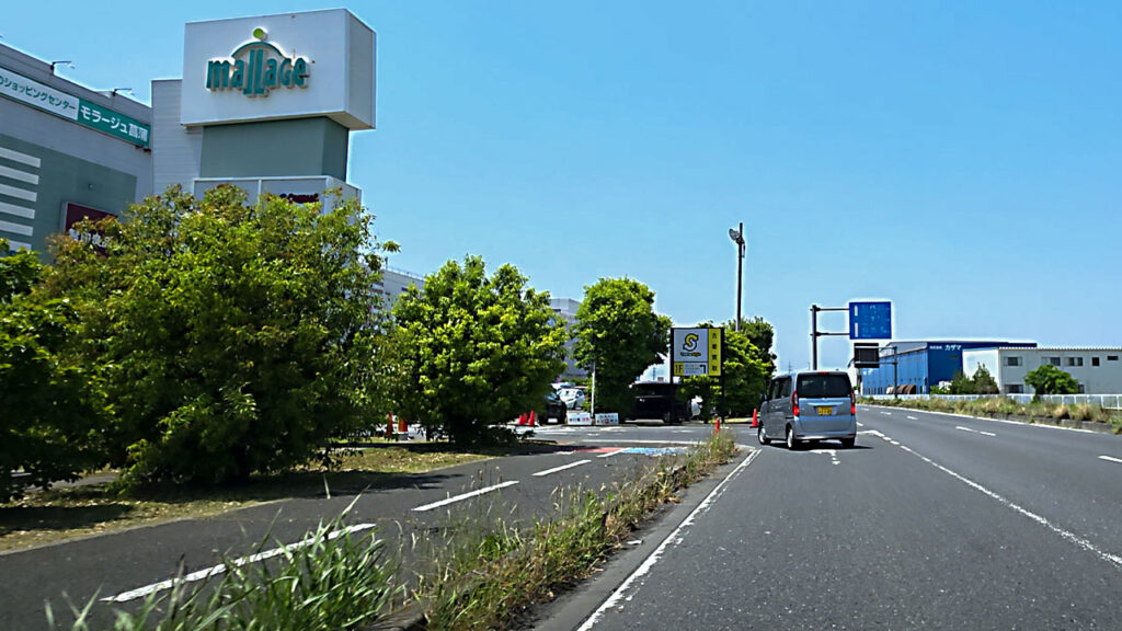 モラージュ菖蒲 駐車場入口付近のP表示