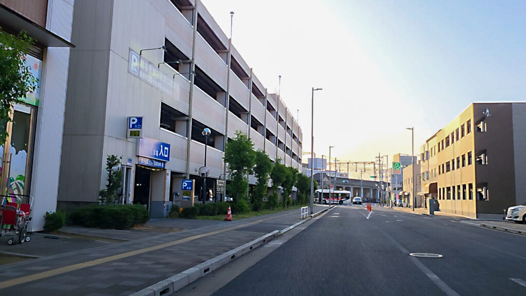 越谷ツインシティ立体駐車場入口付近のP表示
