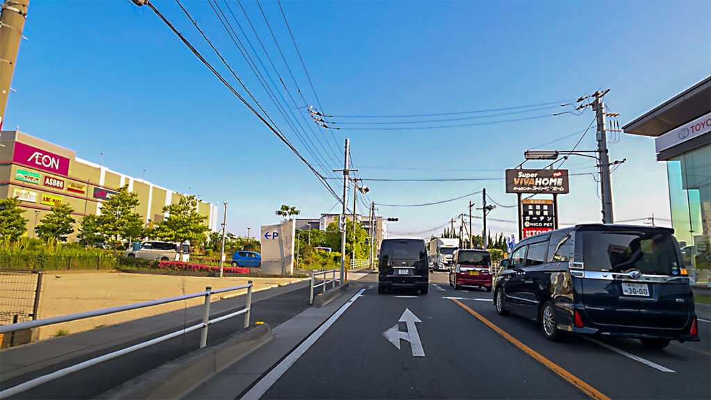イオンモール春日部 屋上駐車場入口へ向かう道路沿いのP表示