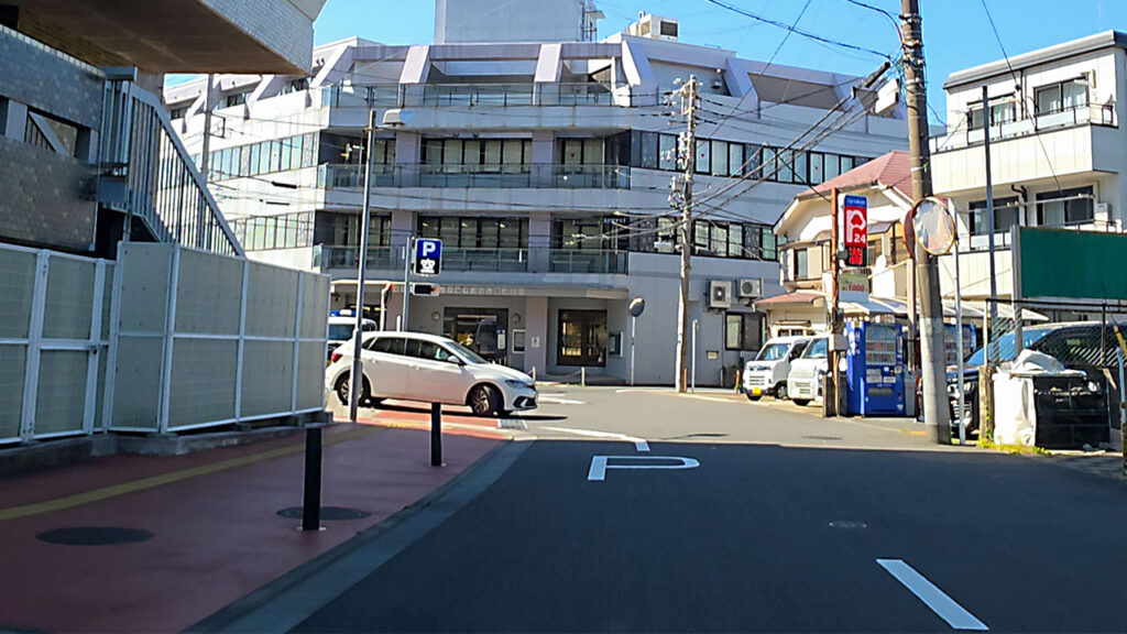 荒川区役所 駐車場入口付近のP表示