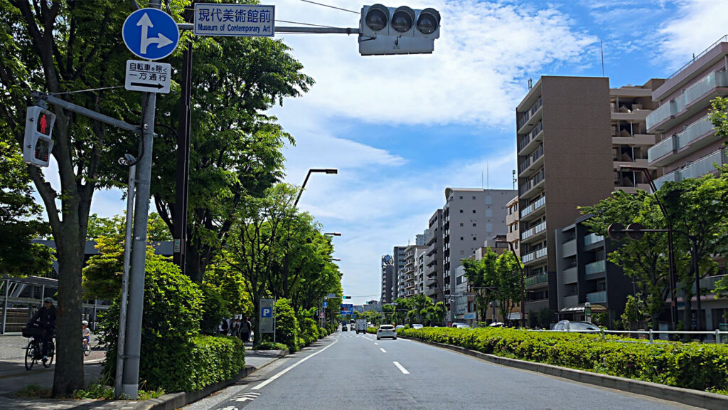 東京都現代美術館 地下駐車場入口付近のP表示