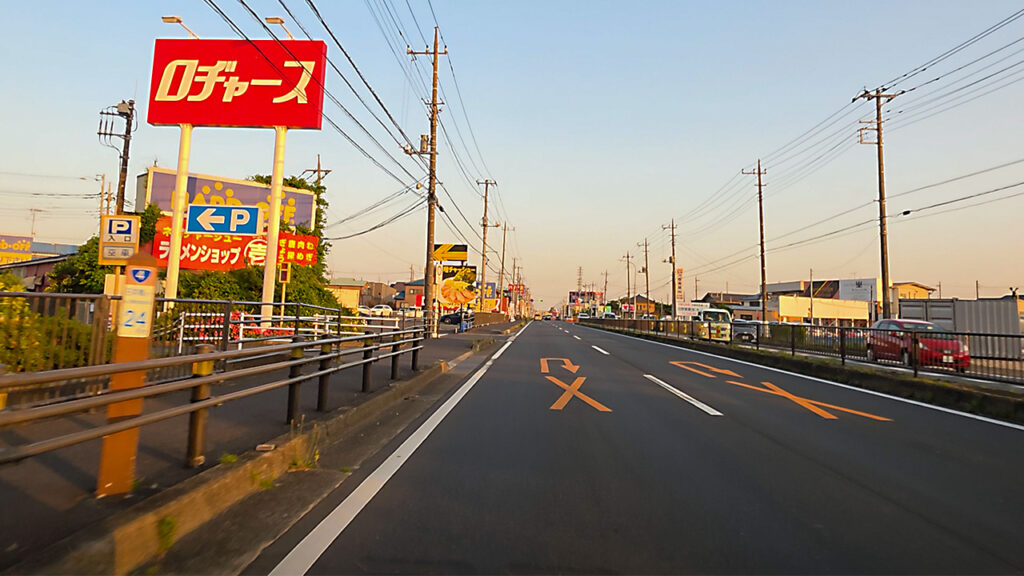 ロヂャース越谷店 立体駐車場入口付近のP表示