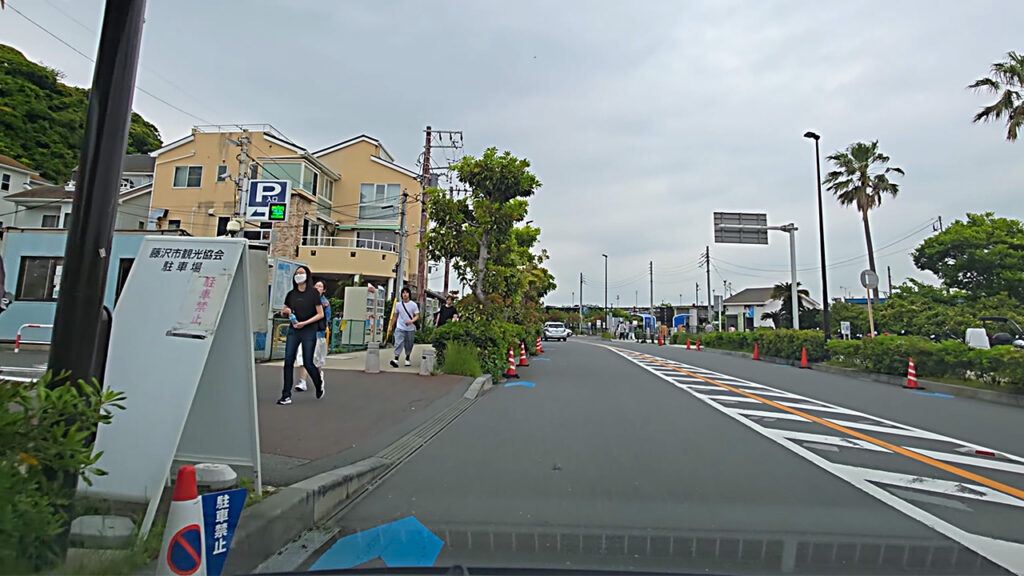観光協会 江の島駐車場入口付近のP表示