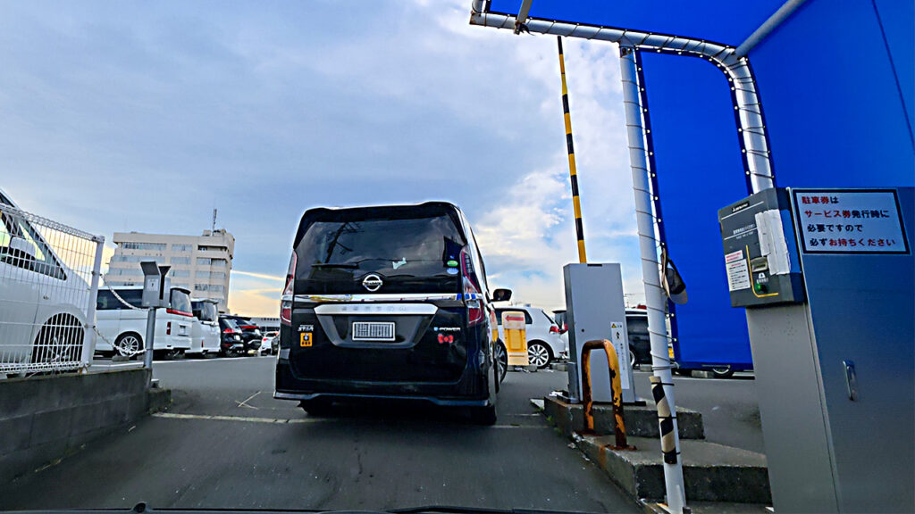 うらり駐車場の入口ゲートと発券機