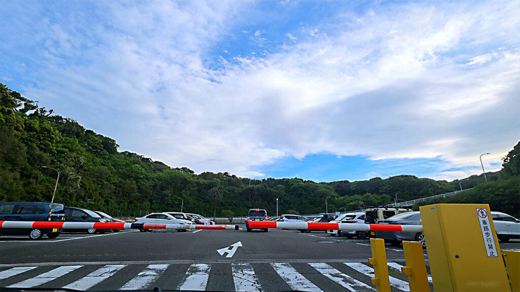 城ヶ島公園第2駐車場の入口ゲートと発券機