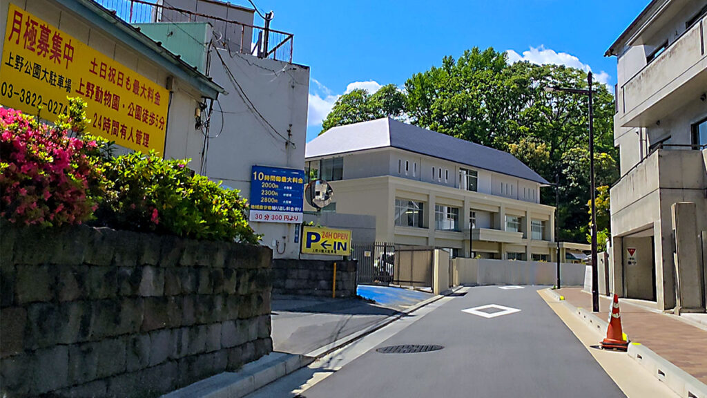 上野公園大駐車場入口付近のP表示とIN看板