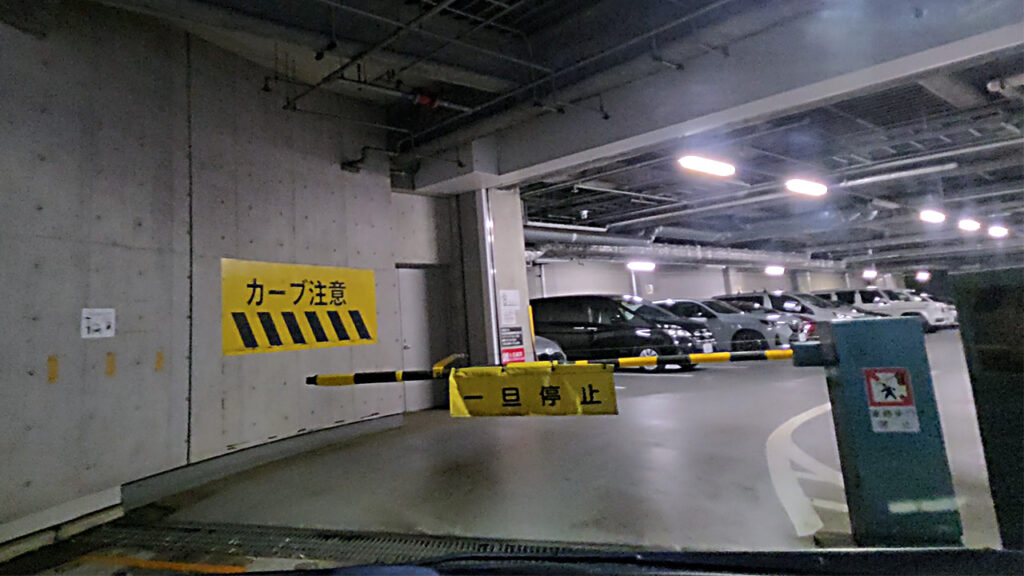千代田区役所 地下駐車場の入口ゲートと発券機