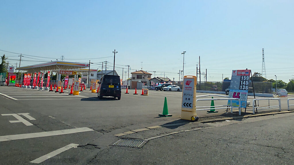 ジョイフル本田幸手店の敷地内にある出光サービスステーション付近の様子