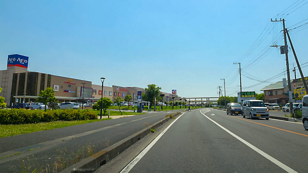 イトーヨーカドー アリオ鷲宮店 駐車場入口付近と建物外観