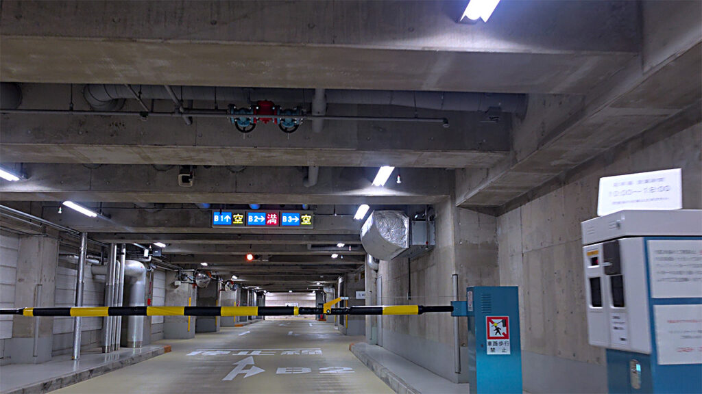 東京都現代美術館 地下駐車場の入口ゲートと発券機