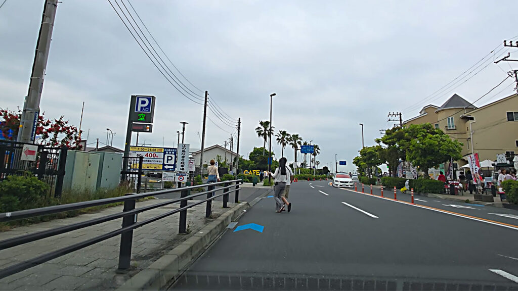 江の島なぎさ駐車場入口付近のP表示