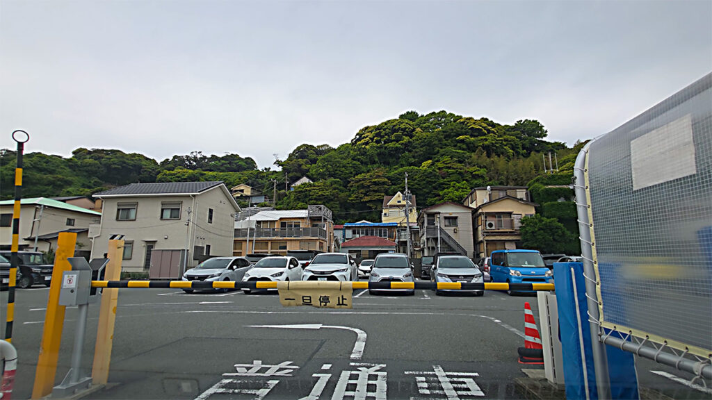 観光協会 江の島駐車場の入口ゲートと発券機