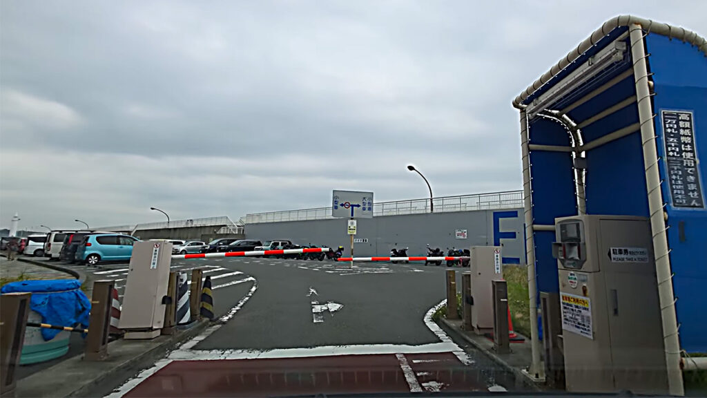 湘南港臨港道路付属駐車場の入口ゲートと発券機