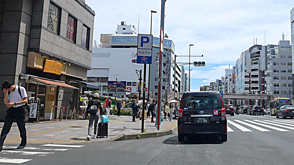 京葉道路沿いから見えるテルミナ3駐車場のP表示