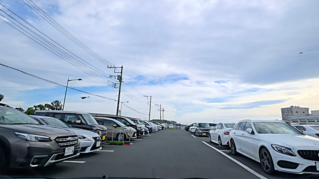 うらり駐車場内の平面駐車場と駐車車両の様子