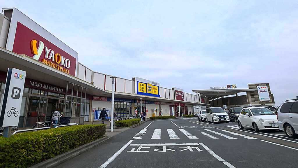 牧の原モア駐車場内のヤオコー前通路と店舗周辺の様子