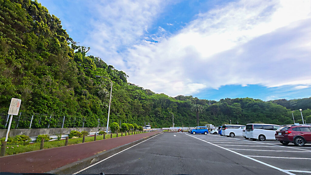 城ヶ島公園第2駐車場の平面駐車場内を進む様子