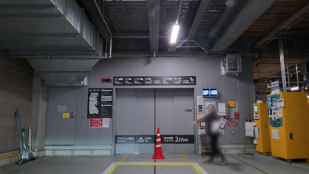 地下2階の機械式駐車場前で順番待ちをしている様子
