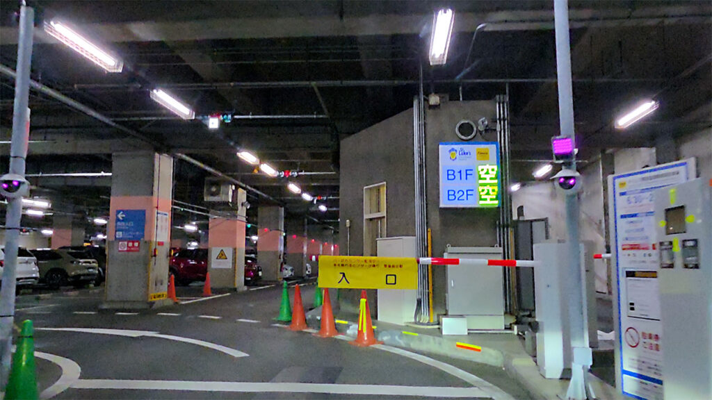 聖路加国際病院 地下駐車場の入口ゲートと発券機