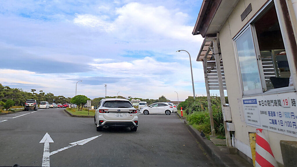 城ヶ島公園第1駐車場の受付所通過後に平面駐車場へ進む様子