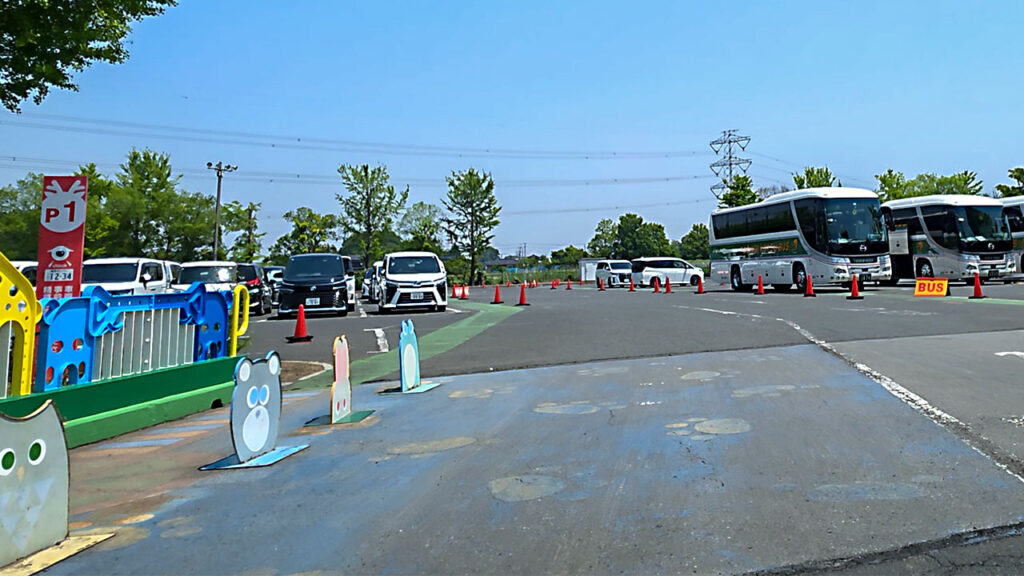 東武動物公園西ゲート駐車場のP1エリア入口とバス駐車エリアが見える様子