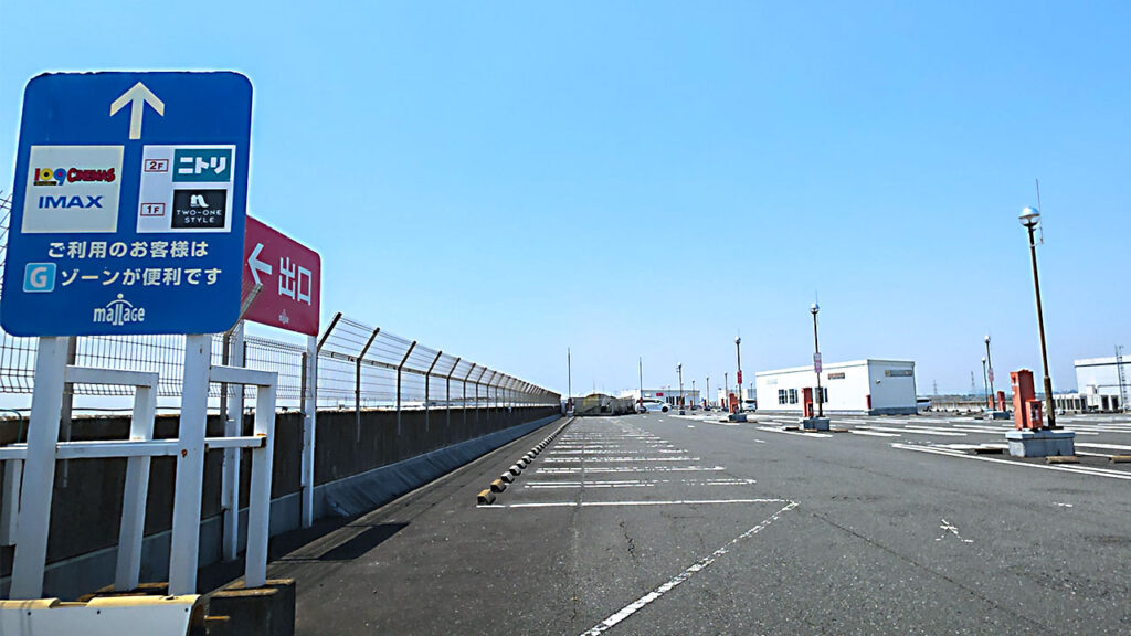 モラージュ菖蒲 屋上駐車場の場内通路と駐車スペース