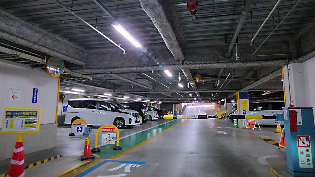 越谷ツインシティ立体駐車場の入口ゲートと発券機