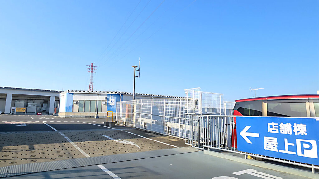イオンモール春日部 立体駐車場屋上階から店舗棟屋上駐車場へ向かう連絡路