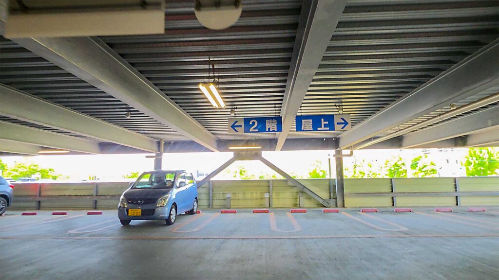 イトーヨーカドー 久喜店 新立体駐車場内の2階と屋上階への分岐案内
