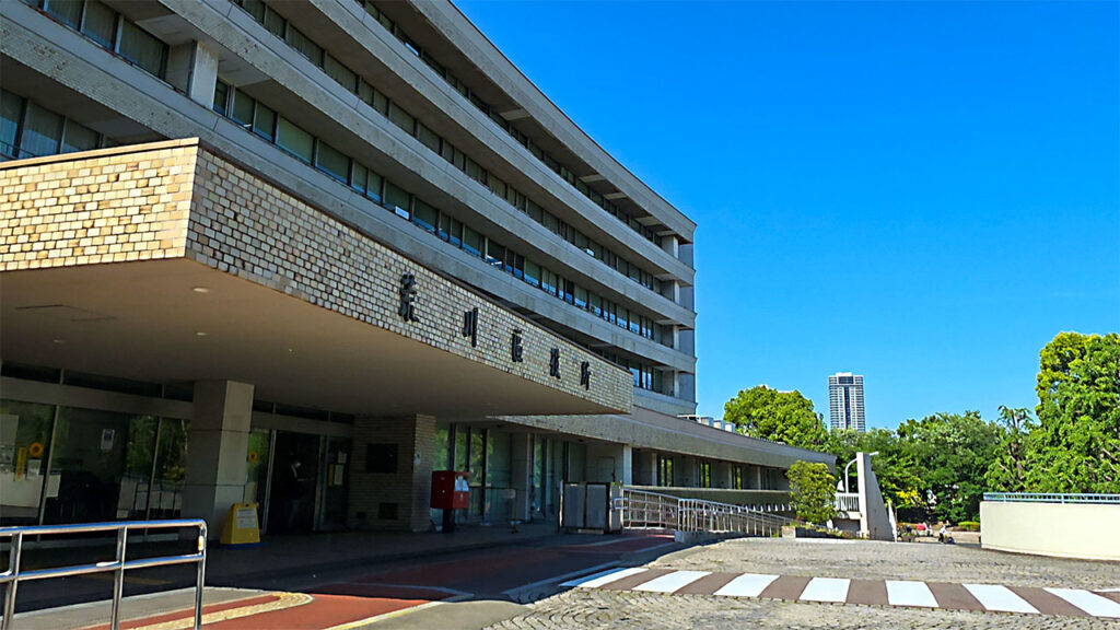荒川区役所正面玄関付近の外観
