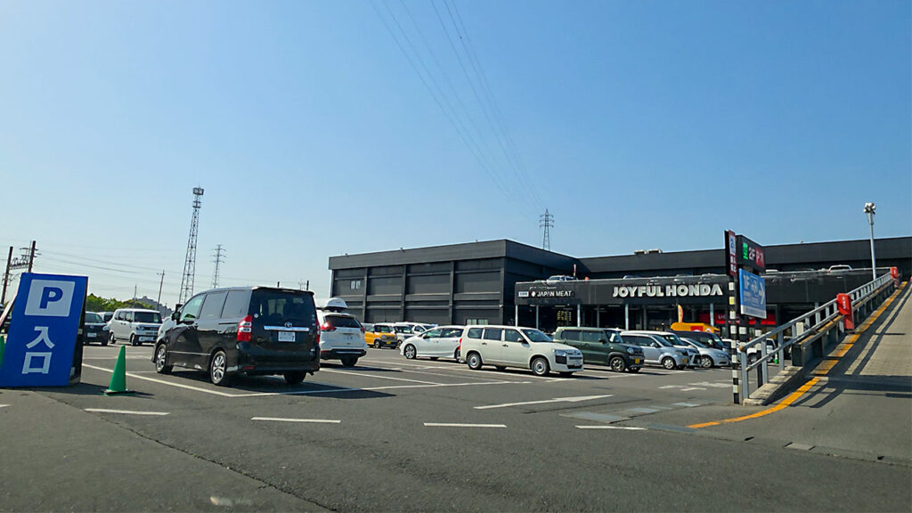 ジョイフル本田幸手店 駐車場入口と2Fスロープ付近の様子