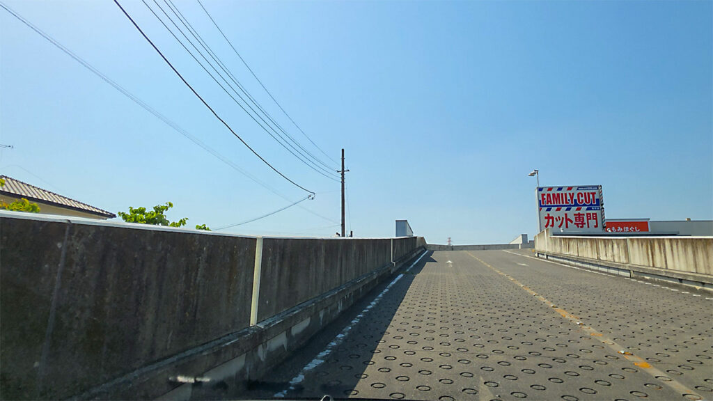 エムズタウン幸手 西館屋上駐車場へ向かうスロープ