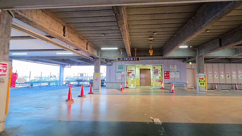 ロヂャース越谷店の立体駐車場の屋上階の分岐-