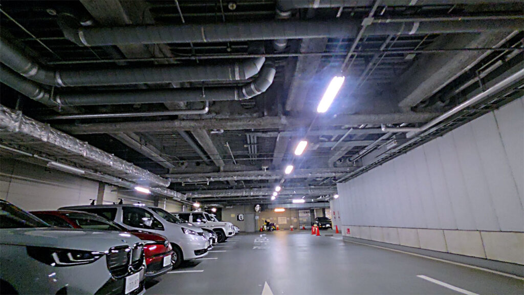 千代田区役所 地下駐車場内の通路の様子