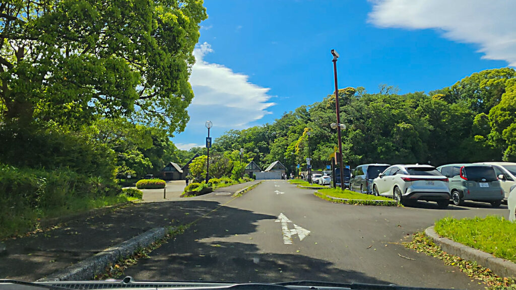 金沢自然公園高速側駐車場の場内通路と駐車エリアの様子