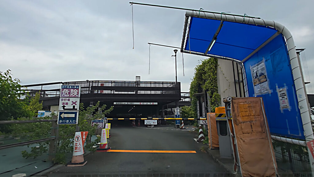 江の島なぎさ駐車場の入口ゲートと発券機
