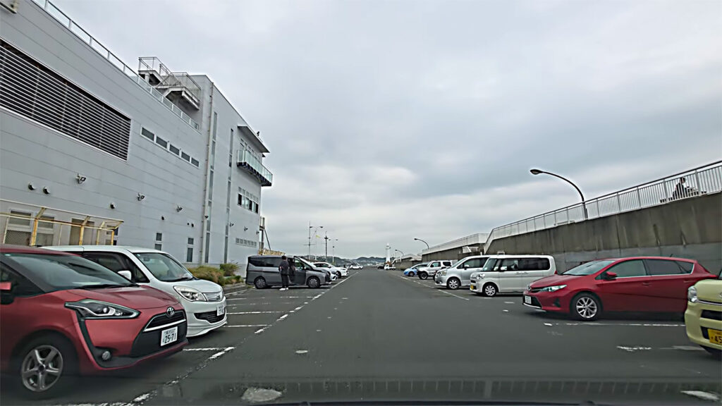 湘南港臨港道路付属駐車場の平面駐車場内の様子