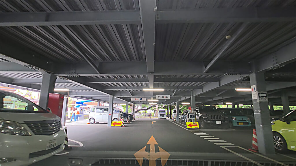 江の島なぎさ駐車場の立体駐車場内へ進む入口付近の様子